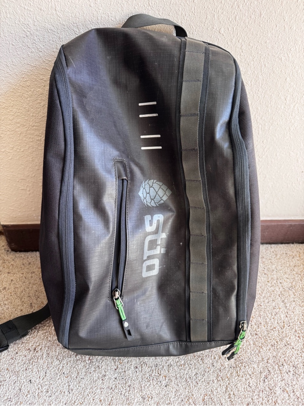 STIO Basin 25 L Black Daypack with Green Accents - Picture 3 of 6